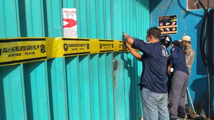 Petugas melakukan penyegelan /Ist