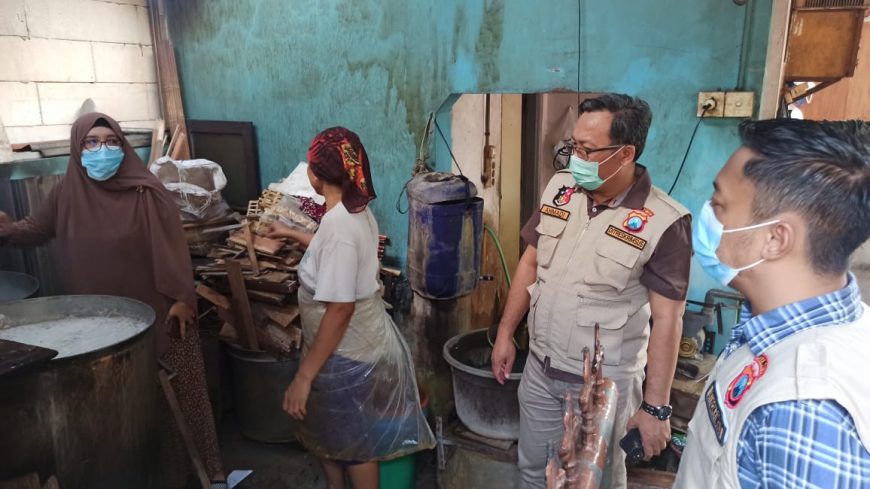 Kementan bersama Satgas Pangan Jatim saat meninjau Kampung Tempe Tenggilis Surabaya /Ist