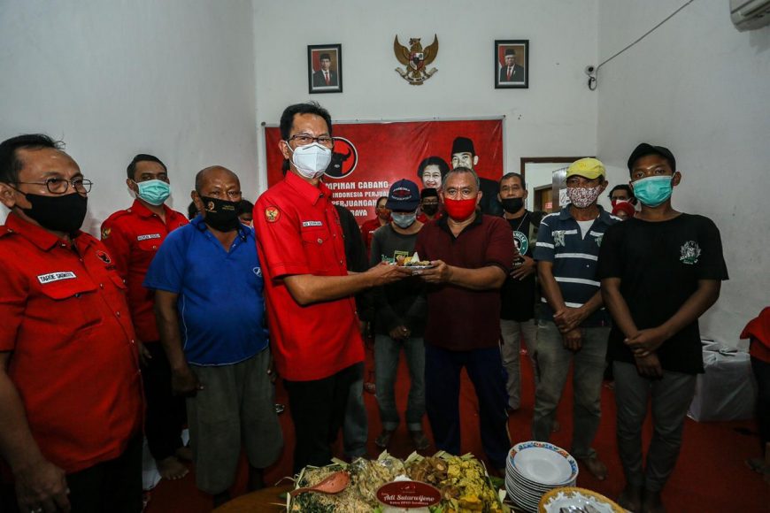 Ketua DPC PDIP saat membagikan tumpeng/ist