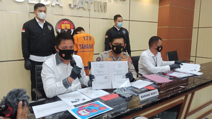 Polda Jatim saat jumpa pers pemalsuan data hasil Rapid tes antigen/ist