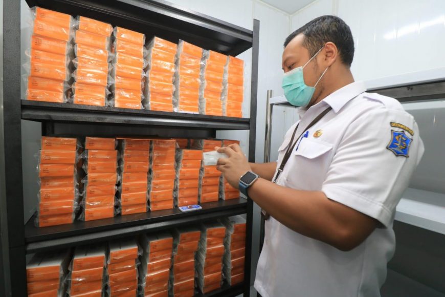 Vaksin Covid-19 disimpan di cold room UPTD Gudang Farmasi Surabaya /Ist
