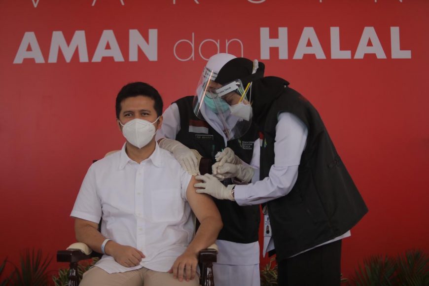 Wakil Gubernur Jatim saat disuntik vaksin perdana/ist