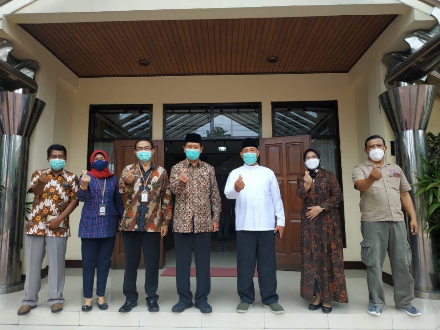 Kepala Perwakilan BKKBN Jatim, Sukaryo Teguh Santoso (batik tengah) saat melakukan kunjungan ke Kantor Kwarda Jatim pada Jum’at (15/1/2021) /Ist