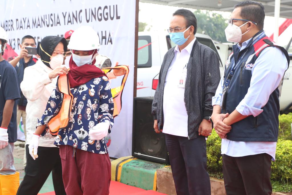 Mensos Risma saat mengantarkan PPKS bekerja di PT Waskita Karya /Ist