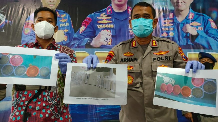 Dirpolairud Polda Jatim, Kombespol Arnapi (kanan) menunjukkan foto barang bukti benur yang berhasil diamankan dari kedua tersangka /Ist