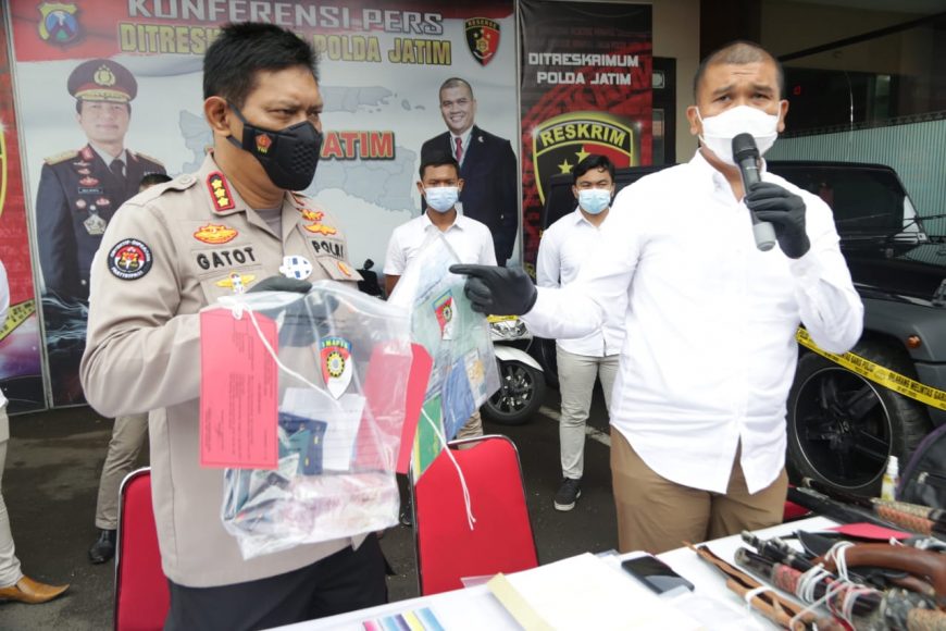Polisi menunjukkan barang bukti yang berhasil diamankan dari pelaku /Ist