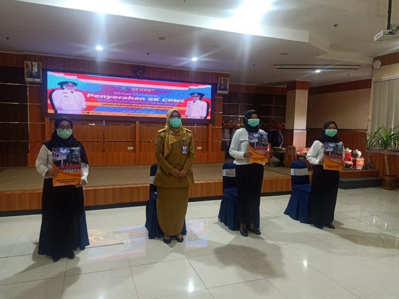 Sekretaris Dinas Kominfo Jatim, Aju Mustika Dewi, bersama CPNS Diskominfo Jatim /Ist
