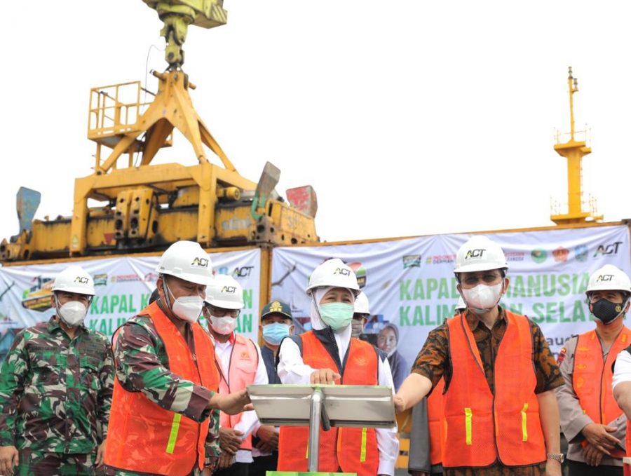 Gubernur Khofifah saat melepas bantuan kemanusiaan di Pelabuhan Tanjung Perak Surabaya, Sabtu (30/1/2021).