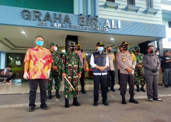 Fokopimda Jatim didampingi Plt Wali Kota Surabaya, Whisnu Sakti Buana (depan kiri) saat meninjau kompleks Asrama Haji Surabaya | foto: Bicara Surabaya