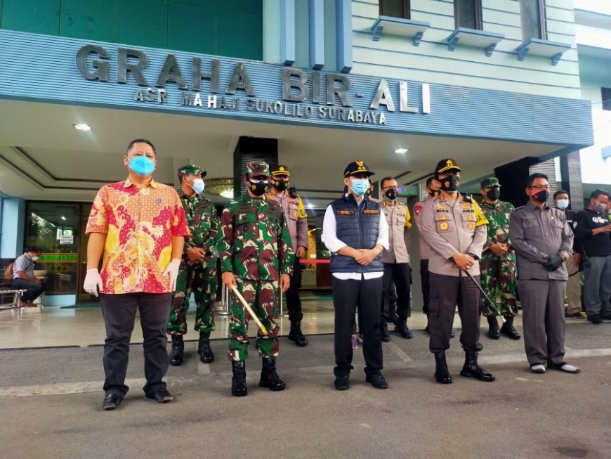 Fokopimda Jatim didampingi Plt Wali Kota Surabaya, Whisnu Sakti Buana (depan kiri) saat meninjau kompleks Asrama Haji Surabaya | foto: Bicara Surabaya