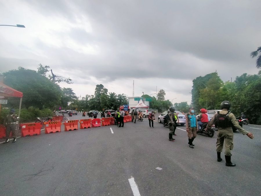 Ilustrasi, Petugas melakukan filterisasi dan penyekatan akses masuk menuju Kota Surabaya saat malam tahun baru, Kamis (31/12/2021) / dok. Bicara Surabaya