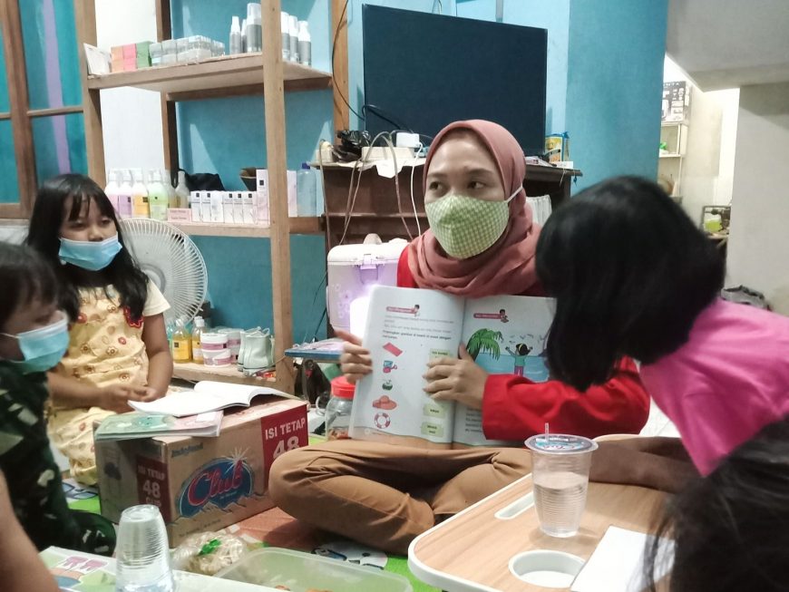 Egga Alvionita saat memberikan pendampingan belajar kepada anak-anak /Ist