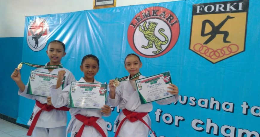 Ketiga pelajar Surabaya yang berhasil meraih trophy dalam Kejuaraan Karate Kata Visual Gubernur Jatim /Ist