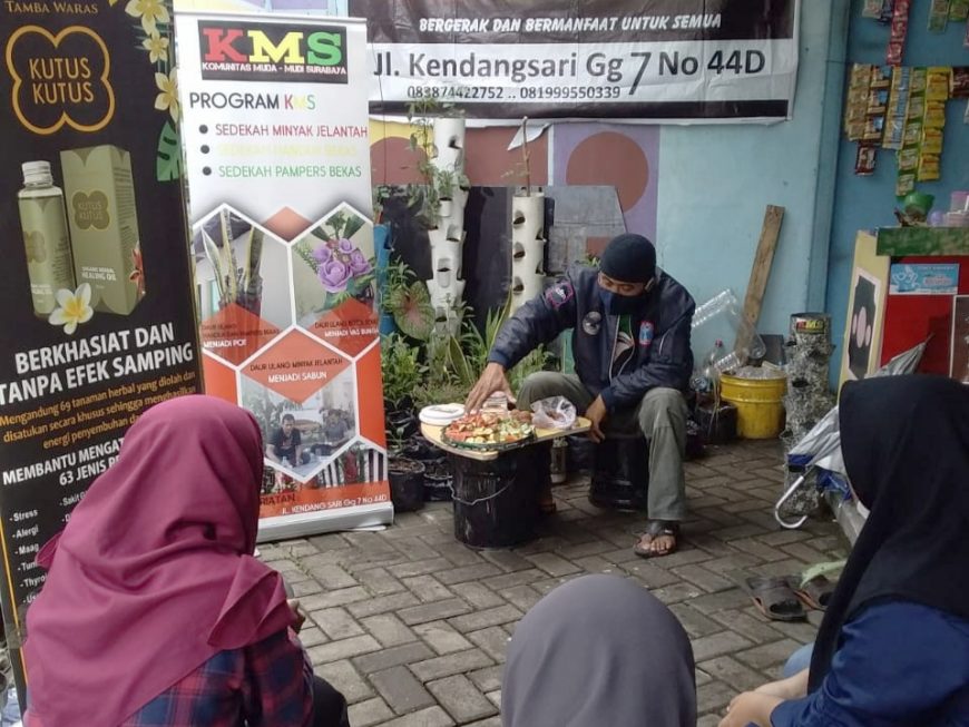 Pengolahan limbah buah dan sayur menjadi Eco Enzyme /Ist