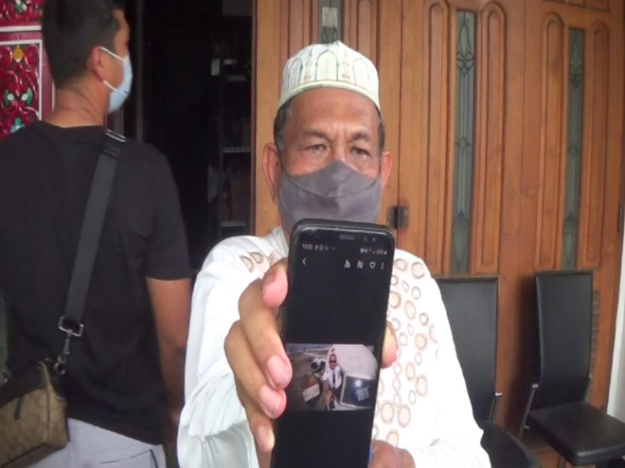 Sumarzen Marzuki, ayah dari salah satu penumpang Sriwijaya Air S-J 182, saat menunjukkan foto anaknya /foto: Bicara Surabaya