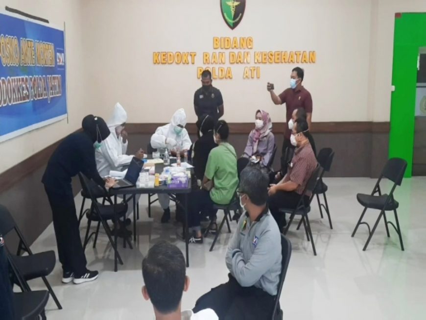 Proses pengambilan sampel DNA di Posko Ante Mortem DVI Polda Jatim /foto: Bicara Surabaya