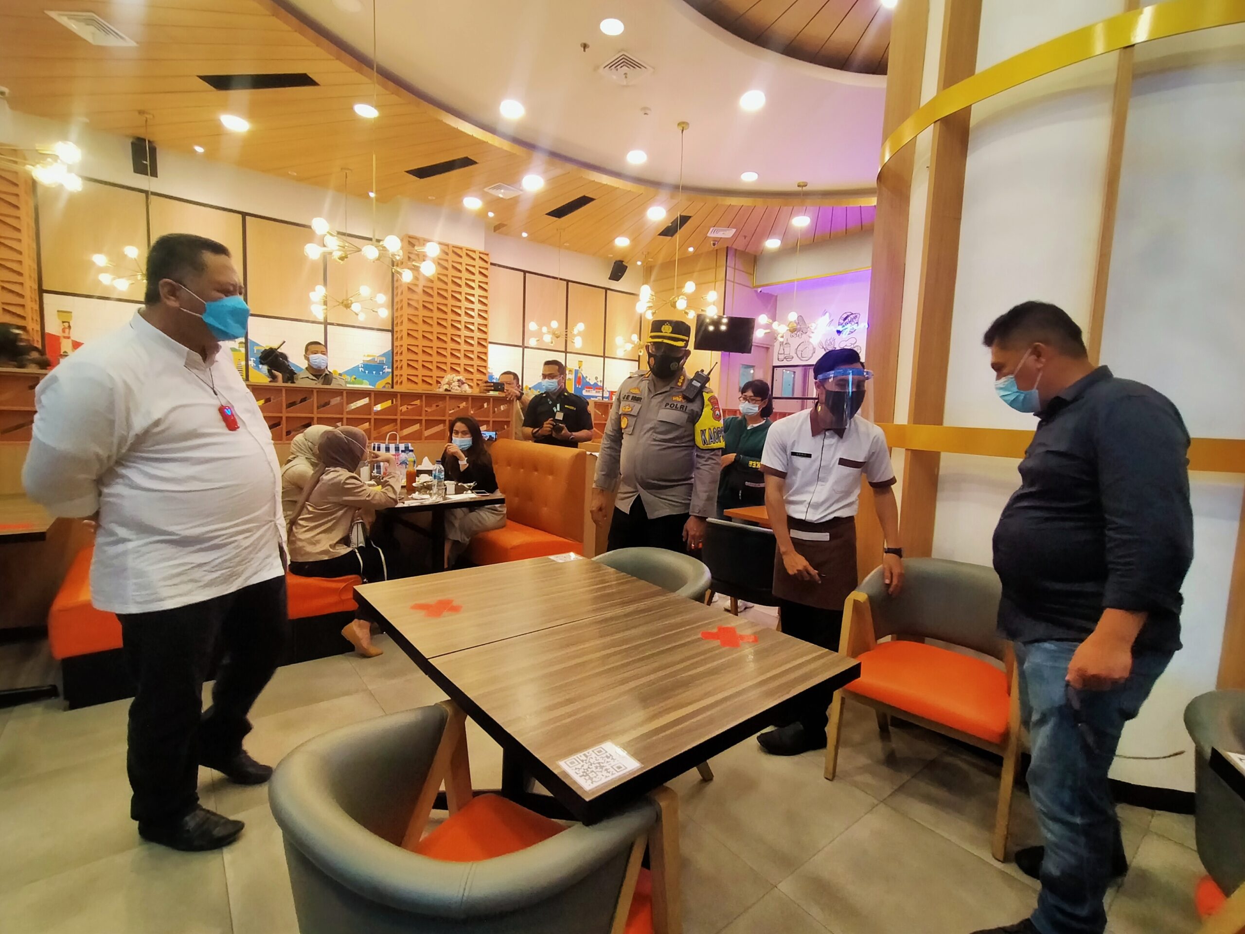 Forpimda Surabaya saat meninjau pelaksanaan PPKM hari pertama di Galaxy Mal, Senin (11/1/2021) /foto: Bicara Surabaya