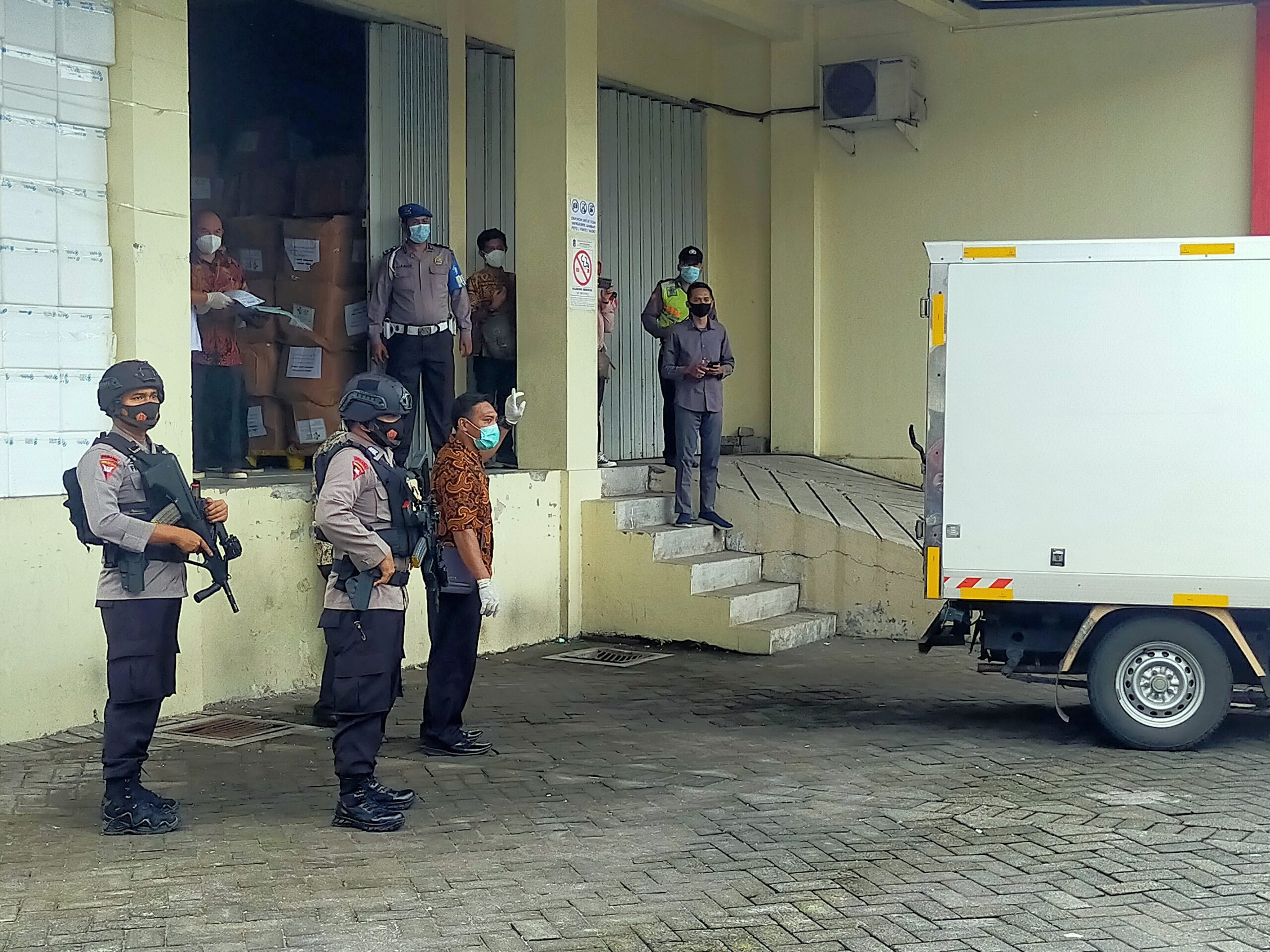 Petugas kepolisian terlihat mengawal setiap distribusi vaksin Covid-19 /Foto: Bicara Surabaya
