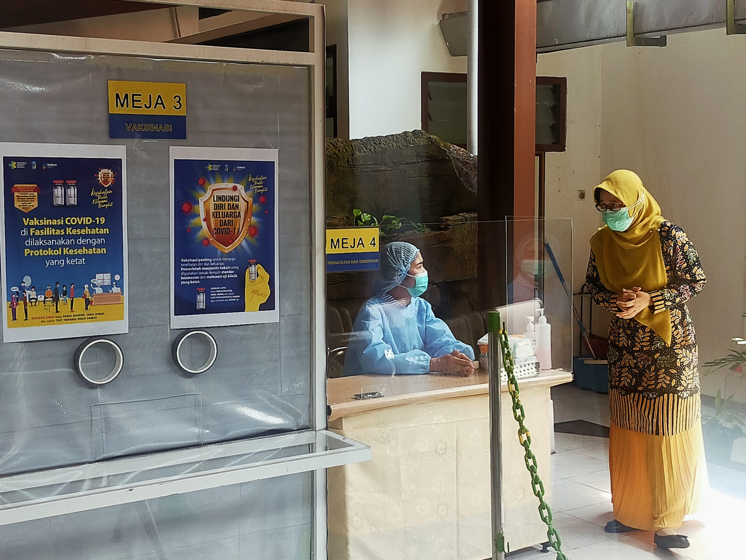 Tenaga kesehatan di Puskesmas Genteng Surabaya /foto: Bicara Surabaya