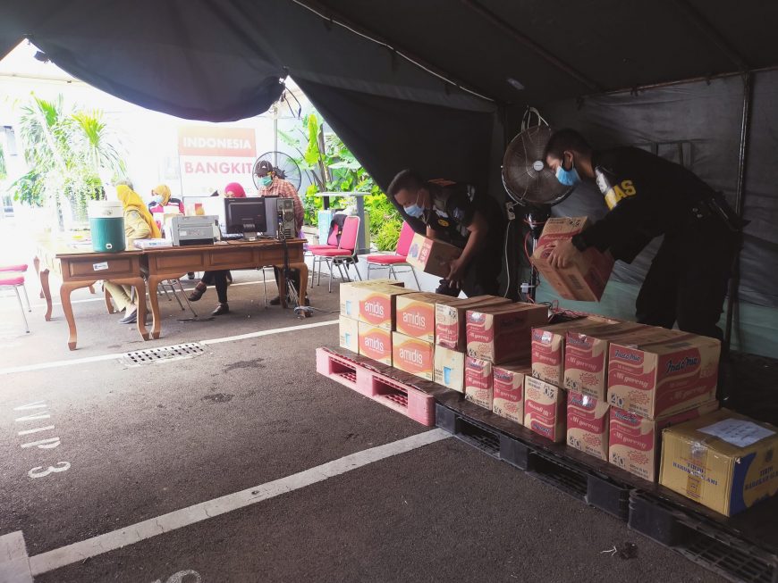 Bantuan dari para donatur terlihat mulai berdatangan pada Selasa (19/1/2021) /foto: Bicara Surabaya