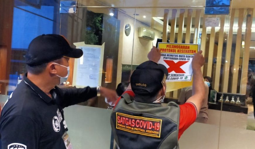 Petugas memberikan tanda silang pelanggar protokol kesehatan terhadap panti pijat tersebut /Ist