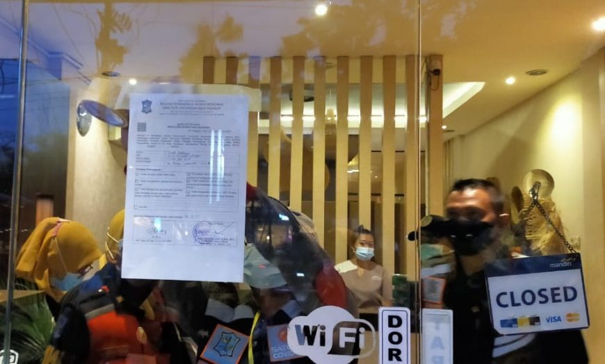 Satgas Covid-19 Kota Surabaya melakukan penghentian salah satu panti pijat yang masih beroperasi saat PPKM /Ist