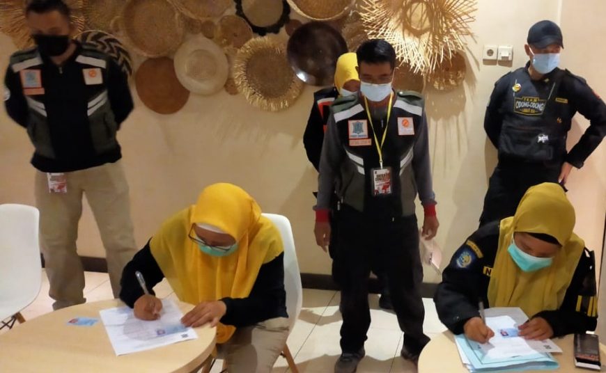 Satgas Covid-19 Kota Surabaya melakukan penindakan terhadap panti pijat yang masih beroperasi saat PPKM /Ist