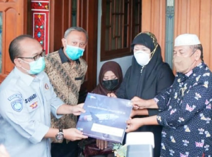 Jasa Raharja menyerahkan santunan ke korban kecelakaan pesawat Sriwijaya Air/ist