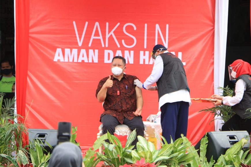 Plt Wali Kota Surabaya saat disuntik vaksin/ist