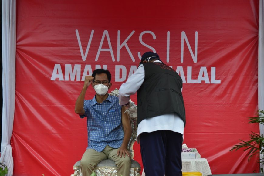Ketua DPRD Surabaya saat disuntik vaksin di halaman Balai Kota Surabaya/ist