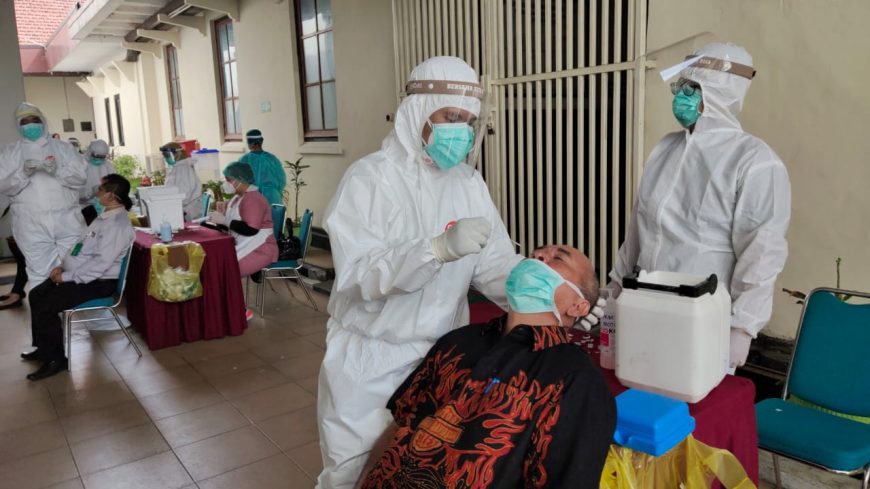 Pegawai PN Surabaya saat dites swab/ist