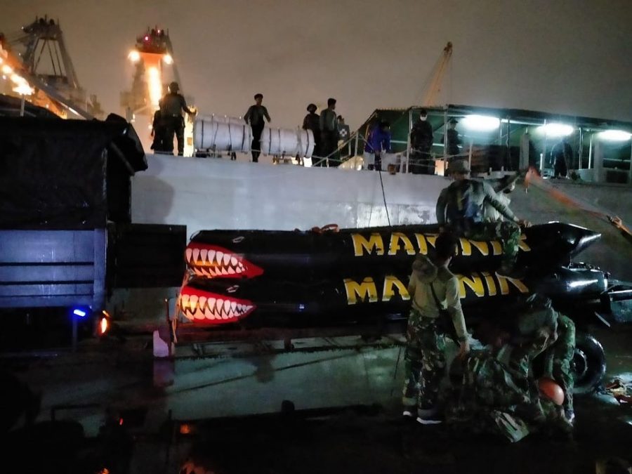 Pasukan menyiapkan peralatan sebelum melakukan pencarian pesawat /dok. Dispen Kormar