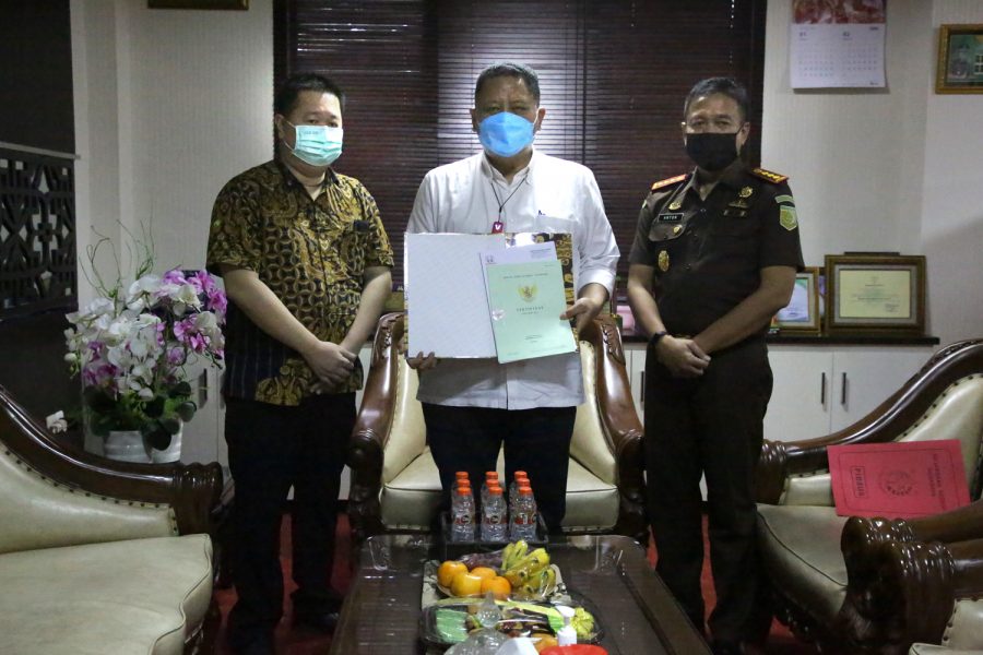 Kajari Surabaya, Anton Delianto (kanan) menyerahkan langsung aset brandgang berupa saluran kepada Plt Wali Kota Surabaya, Whisnu Sakti Buana /Ist