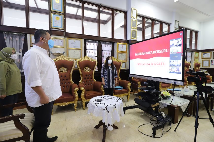 Plt Wali Kota Surabaya saat video conference bahas vaksin/ist
