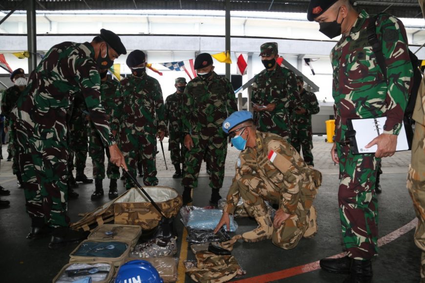 Pangkoarmada II Laksda TNI I N.G. Sudihartawan saat melakukan pengecekan perlengkapan Satgas MTF TNI Konga /dok. Dispen Koarmada II