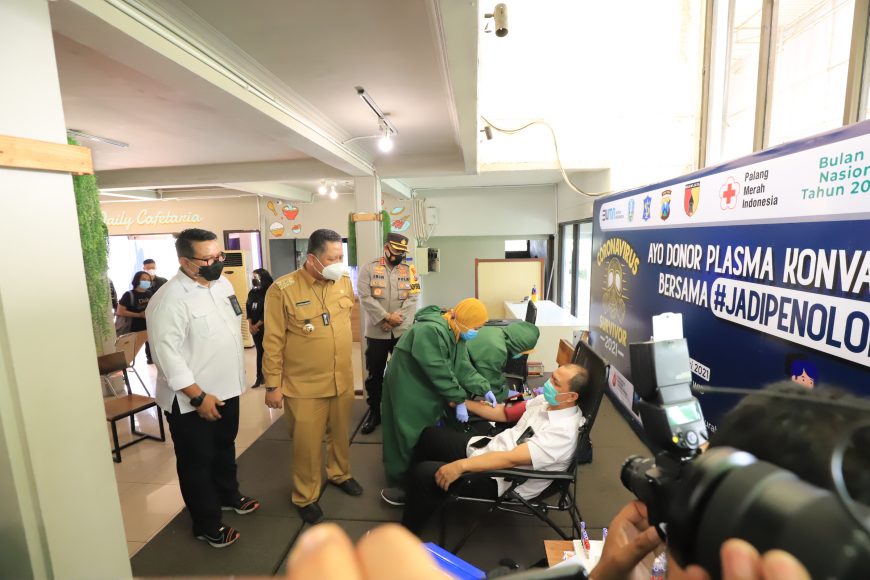 Direktur Operasi PT SIER Didik Prasetiyono bersama Plt Wali Kota Surabaya dan Kapolrestabes Surabaya memantau pelaksanaan screening donor plasma/ist