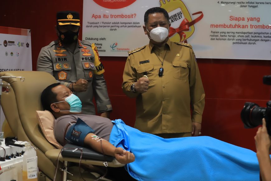 Plt Wali Kota Surabaya dan Kapolrestabes Surabaya saat meninjau pendonor plasma konvalesen di PMI Surabaya/ist