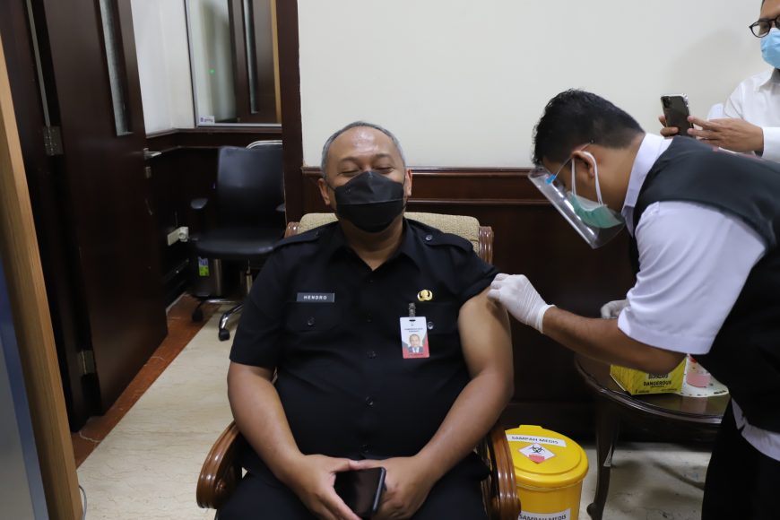 Plh Wali Kota Surabaya Hendro Gunawan divaksin/ist