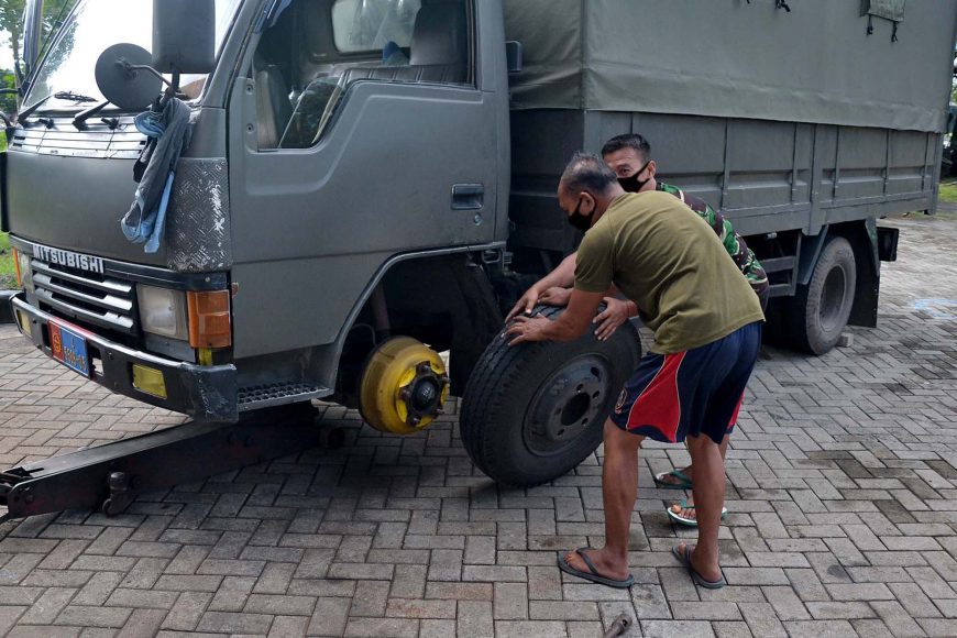 Prajurit Yonif 1 Brigif 2 Mar Pasmar 2 saat melakukan perawatan kendaraan operasional /dok. Dispen Kormar