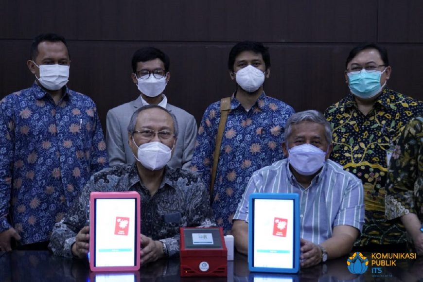 Foto bersama tim RSI Jemursari dengan tim ITS sambil menunjukkan perangkat i-nose c-19 /Ist