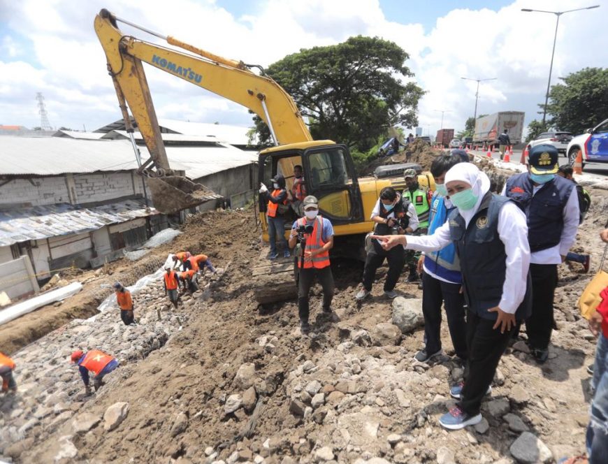 Khofifah saat memantau perbaikan jalan tol Surabaya-Gempol/ist