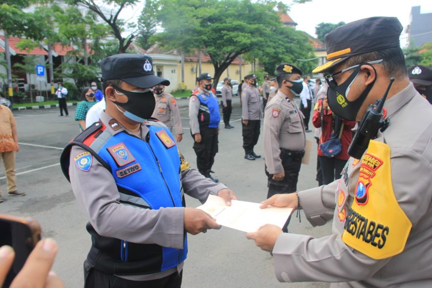 Kapolrestabes Surabaya, Kombes Pol Johnny Eddizon Isir di sela acara pemberian penghargaan /Ist