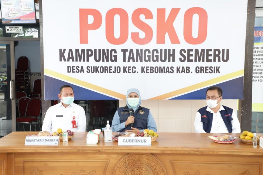 Khofifah saat meninjau PPKM Mikro di Gresik/ist