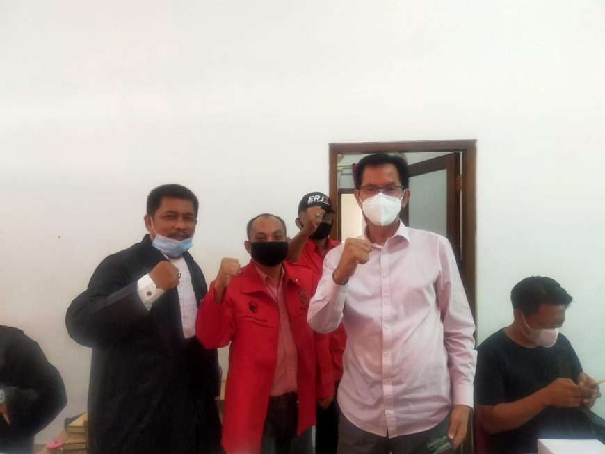 Ketua DPC PDIP bersama tim advokat PDIP Surabaya/ist