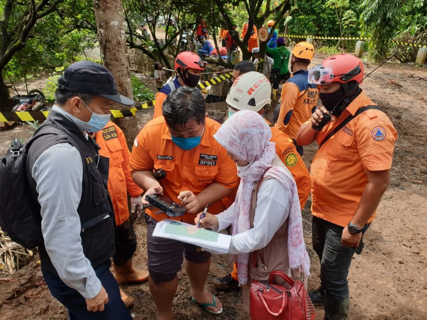 Tim BPBD Jatim saat melakukan survei geologi, seismik dan foto udara /Ist
