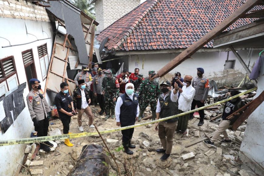 Gubernur Khofifah didampingi Bupati Pamekasan Baddrut Tamam saat meninjau lokasi longsor /Ist