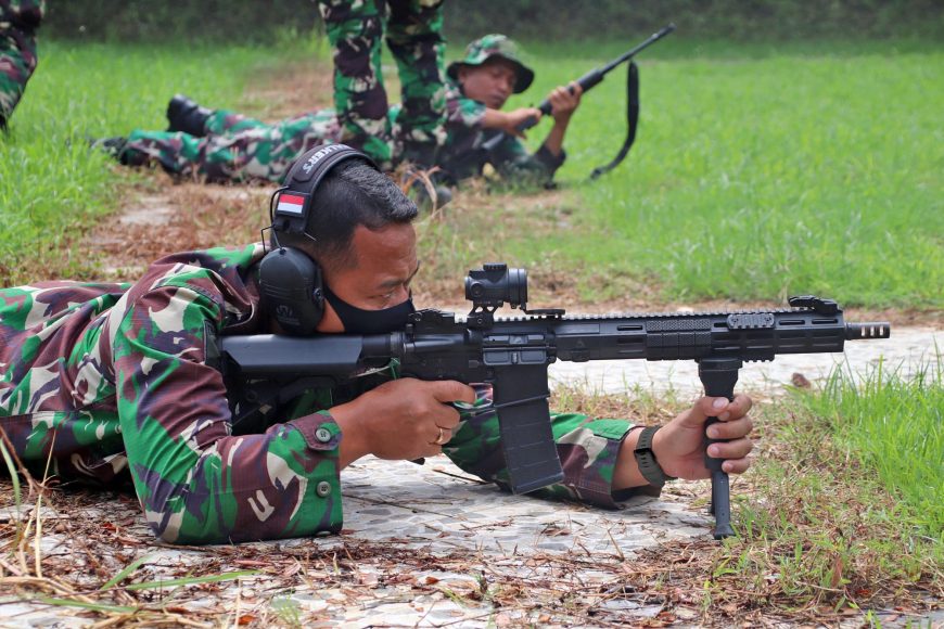Prajurit Yonif 3 Marinir melaksanakan latihan menembak /dok. Dispen Kormar