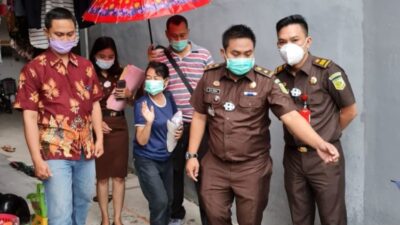 Yani Uti Puspita (kaos biru) saat ditangkap Tim Tabur Kejari Tanjung Perak /Ist
