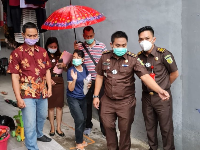 Yani Uti Puspita (kaos biru) saat ditangkap Tim Tabur Kejari Tanjung Perak /Ist