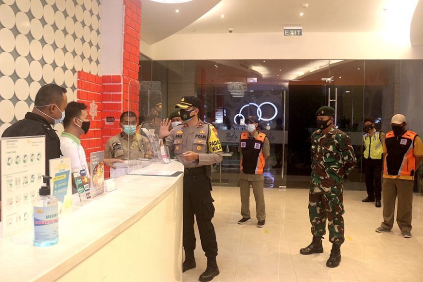 Tiga pilar Kecamatan Tenggilis Mejoyo Surabaya saat melakukan pengecekan di salah satu hotel Jalan Raya Prapen Surabaya /foto: Bicara Surabaya
